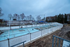 Zelt über dem Schwimmbecken auf der Baustelle